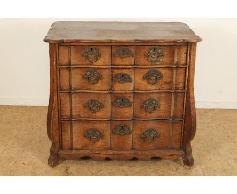 Organ bent oak chest of drawers, with 4 drawers, The Netherlands  mid 18th. Century, h. 75, w. 84, d. 51 cm.Eiken orgelgeboge