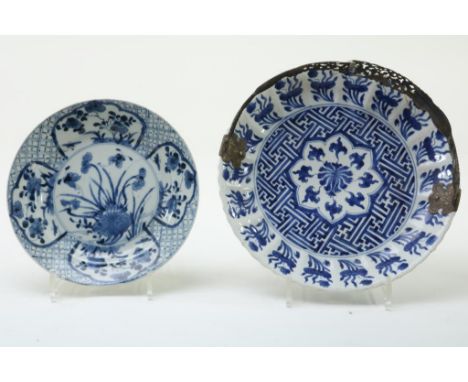 Lot of a porcelain Kangxi dish with decor of flowers, China 18th  century, diam. 21 cm. (chips) and a porcelain dish with sil