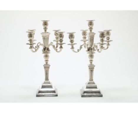 Pair of silver 5 light candlesticks VKStel zilveren 5 lichts kandelaren, Met versiering van Guirlandes  en strikmotieven, op 