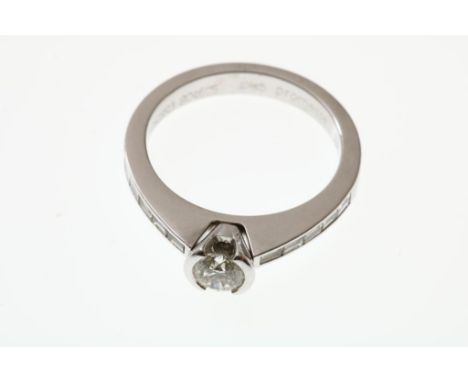 A white golden solitairring with brilliantsWitgouden solitair ring bezet met diamant briljant en baguette  slijpsel ca. 0.50 