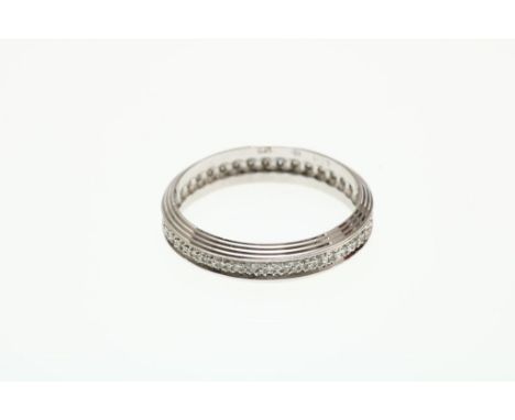 A white golden ring with diamonds 0.25 ct.Witgouden alliance ring bezet met diamanten ca.  0.25ct., maat  18. geh. 750/000., 
