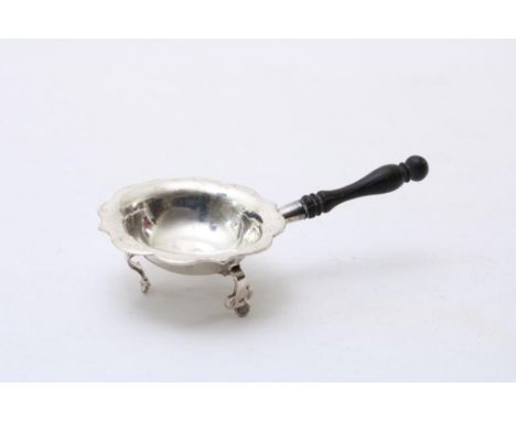 Dutch silver miniature pipe stand with treefoil feet and wooden  handle, mm Pieter van Somerwil II, Amsterdam, 1769, gross w.