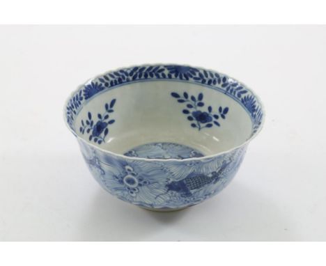 Porcelain bowl with crab and bass decor, mark with 4 Kangxi character, China 19th century, h. 7, diam. 15 cm.Porseleinen kom 