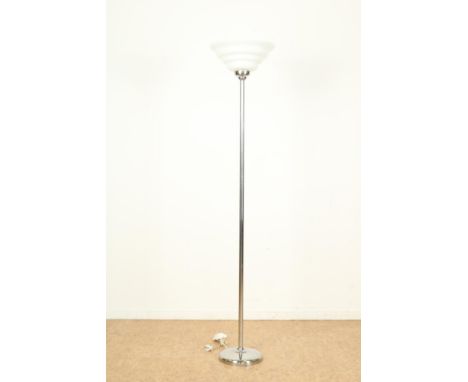 Verchroomde Art Deco staande lamp met opaline kap, h. 169 cm.