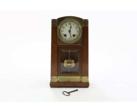 Art Deco table clock in oak and brass case, design by Gustav  Serrurier-Bovy, Belgium ca. 1930, h. 35 cm.Art Deco tafelklok m