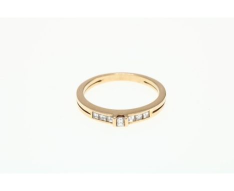 Gold Le chic ring set with a cushion cut diamond, 0.30ct. avg. 585/000, size 17.4, gross weight 3.0gr.Gouden Le chic ring bez