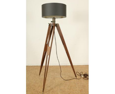Oak tripod as lamp, h. 160 cm.Eiken statief vermaakt tot schemerlamp met stoffen kap, h. 160  cm.