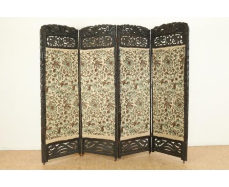 Colonial Carved Folding screen in four parts, with textile parts,  first quarter of 20th century H. 181 cmKoloniaal vierdelig