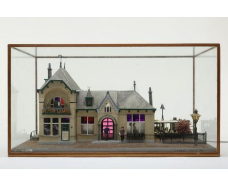 Scale model of 'Tramstation Laren', line between Amsterdam and  Hilversum, builded 1906, in glass case, h. 35 cm.Schaalmodel: