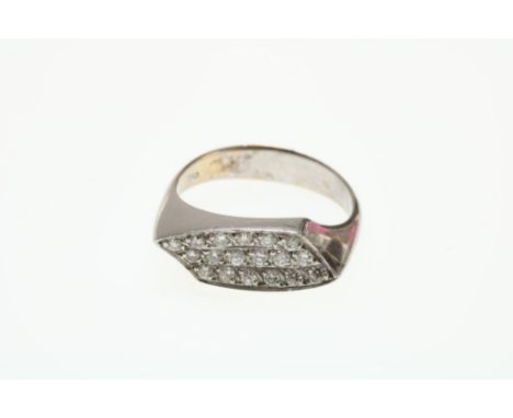 A white golden ring mounted with brilliants ca. 0.60ct. , size  17.5, 750/000Witgouden fantasie ring bezet met 18 diamanten b