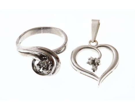 Assorted with golden pendant and ring with diamonds, gr.w. 7.9gr.Lot met witgouden ring en hartjeshanger bezet met diamant,  
