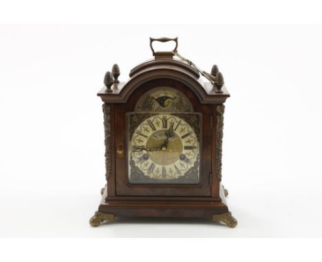 Warminck table clock, h. 28 cm.Tafelklok in noten kast, adres: Warminck, h. 28 cm.