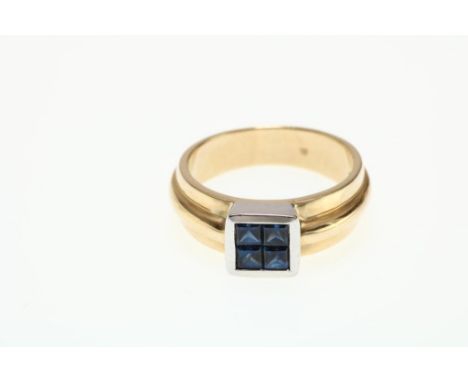 Bicolor golden ring mounted cushion cut sapphire, 585/000, gross  weight. 6.6gr. size 17Bicolor gouden ring bezet met blauwe 