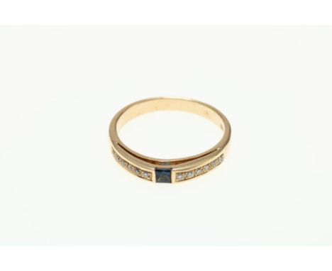 A golden ring mounted with sapphire and brilliants 0.15 ct.Gouden ring bezet met blauwe saffier en diamant briljantslijpsel, 