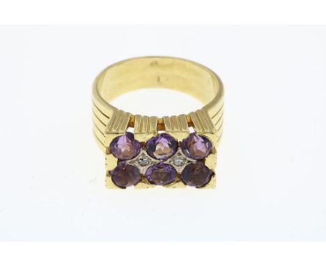 Gold fantasy ring set with amethysts and diamonds, br.w. 8.4 gr. size 17.Gouden fantasiering bezet met amethisten en diamant,
