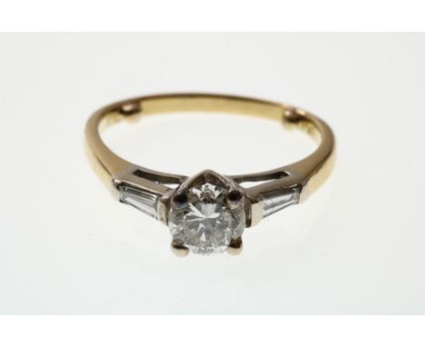 Bicolor golden ring with brilliant ca. 0.75 ct.Bicolor gouden ring bezet met diamant briljantslijpsel ca.  middensteen 0.75ct