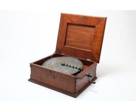 Walnut polyphon/symphonion music box with 10 music discs (1  defect), Germany ca. 1880, h. 22, w. 53, d. 46 cm.Polyphon/symph