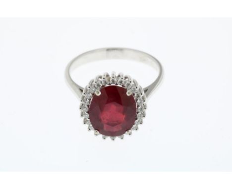 White gold dressring set with ruby approx. 4.0 ct and entoure  diamonds approx. 0.28 ct. (set measured)Witgouden ring bezet m