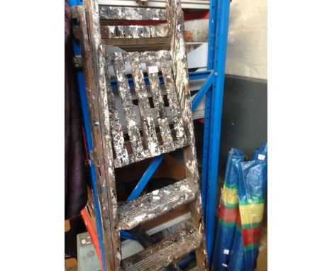 WOOD STEP LADDERS