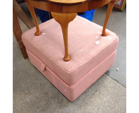A POUFFE