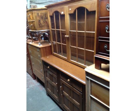 PANELLED OAK ERCOL STYLE SIDEBOARD WITH GLAZED CABINET TOP. W122CM