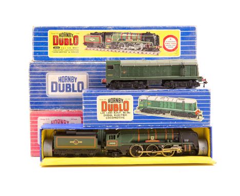 A good quantity of Hornby Dublo and Tri-ang model railway. Hornby Dublo includes - BR SR West Country class locomotive & tend