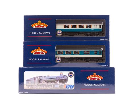 A small quantity of OO gauge railway by Bachmann etc. A BR Hall class 2-6-0 tender locomotive Guild Hall 5927 (32-000DC) in l