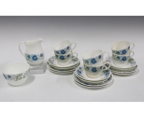 Wedgwood Clementine pattern cups and saucers with matching sugar bowl and cream jug (14) 