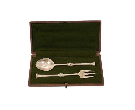 Edwardian Arts and Crafts silver pickle fork and spoon, with twisted stems and nail top terminals, in a fitted case (London 1