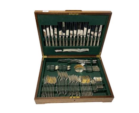 Canteen of contemporary silver cutlery for eight place settings, comprising 8 dinner knives with silver handles, 8 matching d