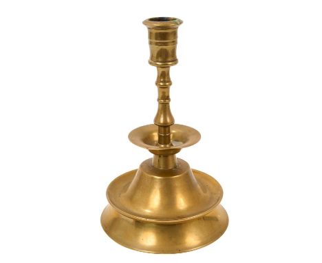 17th century style brass capstan candlestick, on spread base, 21cm high