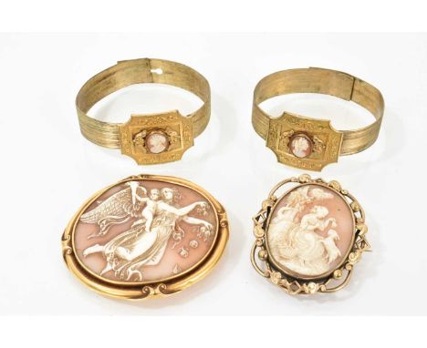 19th century Italian carved shell cameo brooch depicting Aurora, goddess of the dawn, in yellow metal brooch mount, 65mm, ano