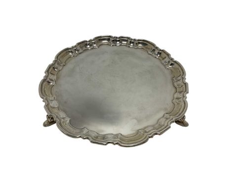 1920s silver salver of circular form, with pie crust border, on three leaf mounted pad feet (Sheffield 1923) Mappin &amp; Web