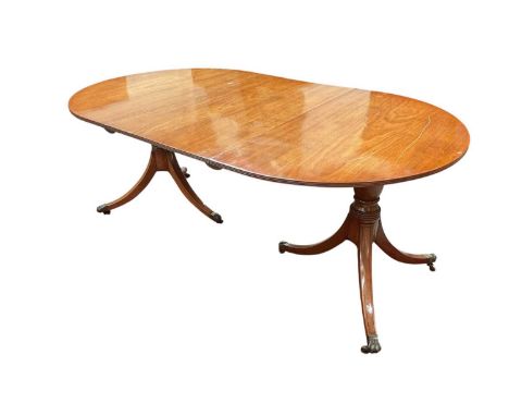 Good quality Regency style triple pedestal dining table, rounded rectangular top with reeded edge, raised on turned columns a