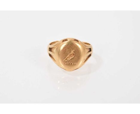 Victorian 18ct gold signet ring with an engraved bird crest. Ring size NWeight 8.6 grams. Good condition commensurate with ag