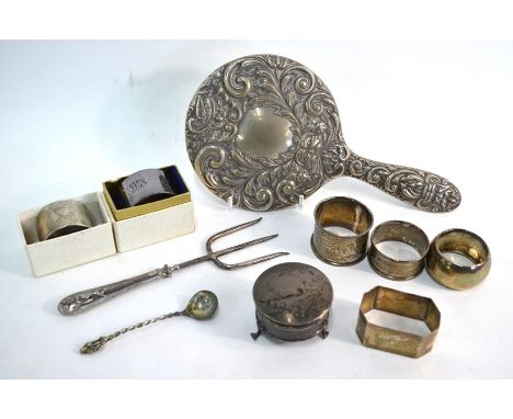 Six various silver napkin rings, 5.7 oz, to/w an engraved silver ring-box with padded silk lining, Birmingham 1913, a silver-