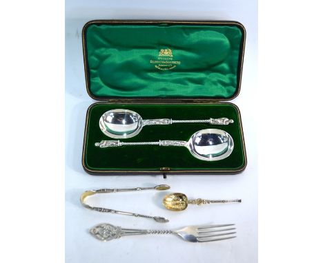 A late Victorian cased pair of silver Apostle spoons with twist and chased stems, Goldsmiths &amp; Silversmiths Co. Ltd., Lon