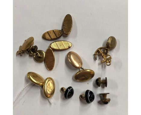 A collection of gentleman's acoutrements including a pair of yellow gold chain link cufflinks, depicting fouled anchors, stam