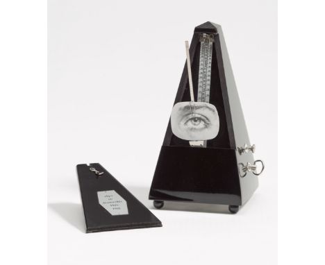 Man Ray, Objet Indestructible (Metronom)Objekt. Metronom, Photo, Büroklammer. In schwarz lackierter Original-Holzkassette (25