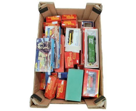 BOX OF MODEL RAILWAY ITEMS 