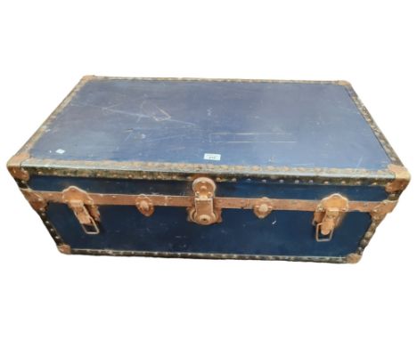 LARGE VINTAGE TRAVEL TRUNK 