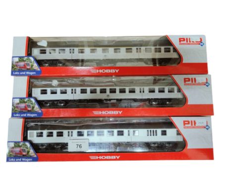 3 X PIKO MODEL RAILWAY CARRIAGES - MODELLBAHNWAGEN &amp; GEBAUDEMODELLE 