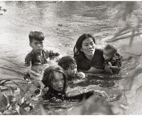 Sawada, Kyoichi -- Family escaping bombing in Vietnam. 1965. Vintage gelatin silver press print. 20,5 x 25,5 cm. United Press