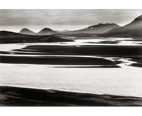 Häusser, Robert -- "Island". 1977/printed later. Vintage matte gelatin silver print. 21,8 x 31,4 cm (23,7 x 33,8 cm). Flush-m