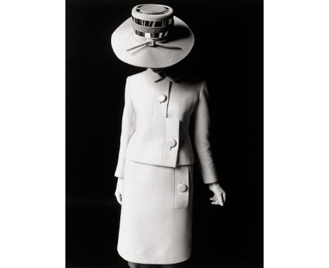 Gundlach, F.C. -- "Kostüm aus weissem Wollcrepe von Lanvin, Paris". 1966/printed later. Gelatin silver print. 40,3 x 29,6 cm 