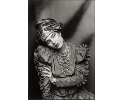 Mahler, Ute -- Fashion photo. Circa 1988. Vintage large-format gelatin silver print. 33,8 x 22,7 cm (39,8 x 28,5 cm). Annotat