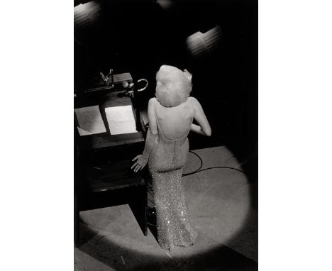 Ray, Bill -- "Marilyn Singing Happy Birthday". 1962/printed later. Oversized gelatin silver print. 56 x 38 cm (60,5 x 50,5 cm