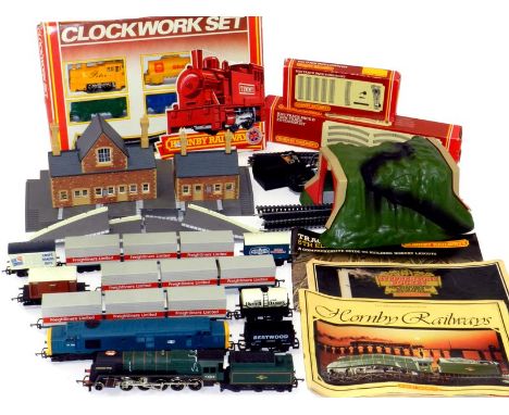 Hornby 'OO' Train Set, Locos, Wagons and Accessories: British Railways 2-10-0 'Evening Star' 92220 Brunswick Green loco and t