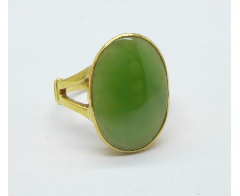 A yellow metal and jade ring, stamped 22c, 4.5g, N