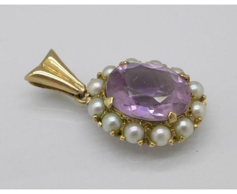 A 14ct gold, amethyst and pearl pendant, 3.1g